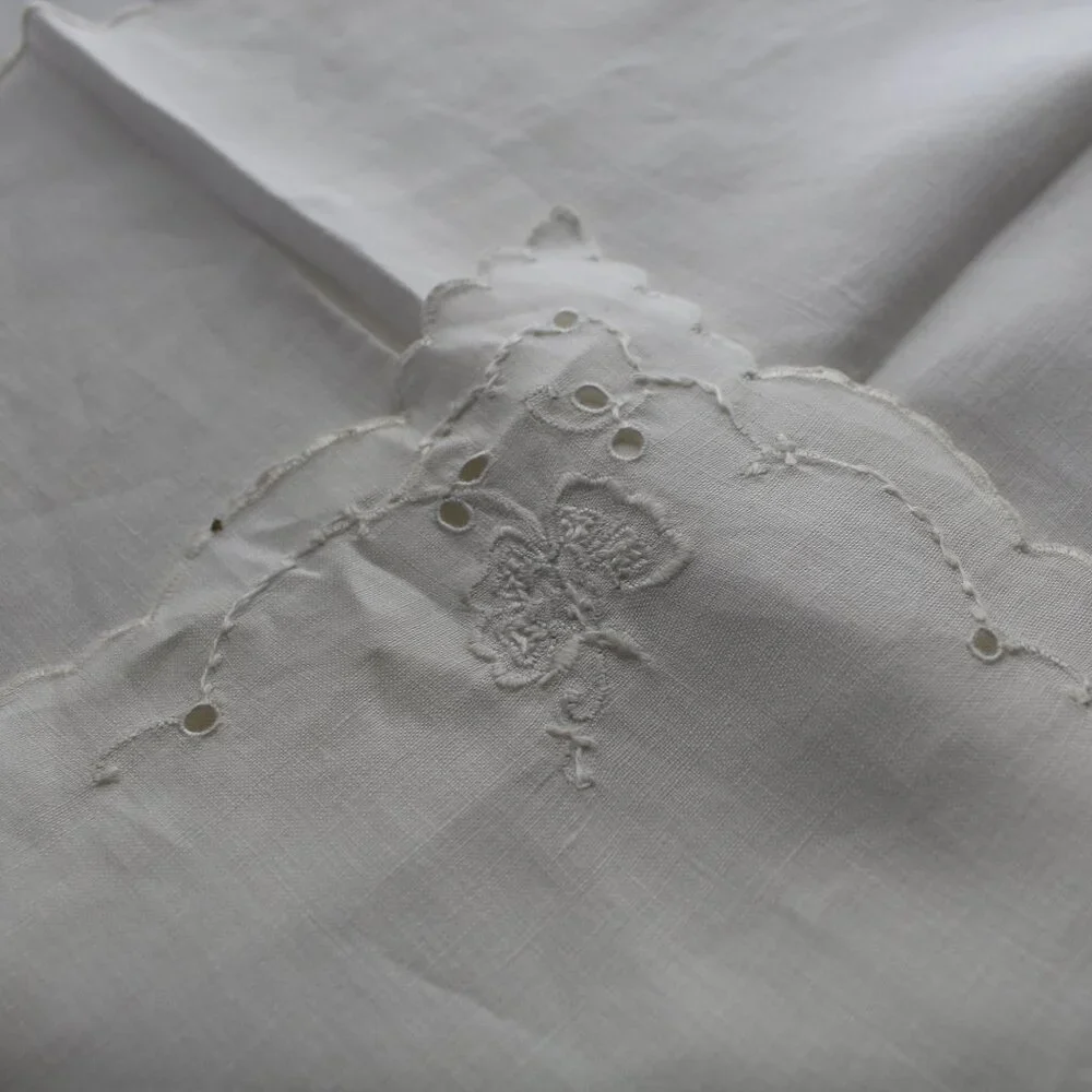 Set of 4 Cloth Linen Off White Embroidered Scalloped Edge Napkins